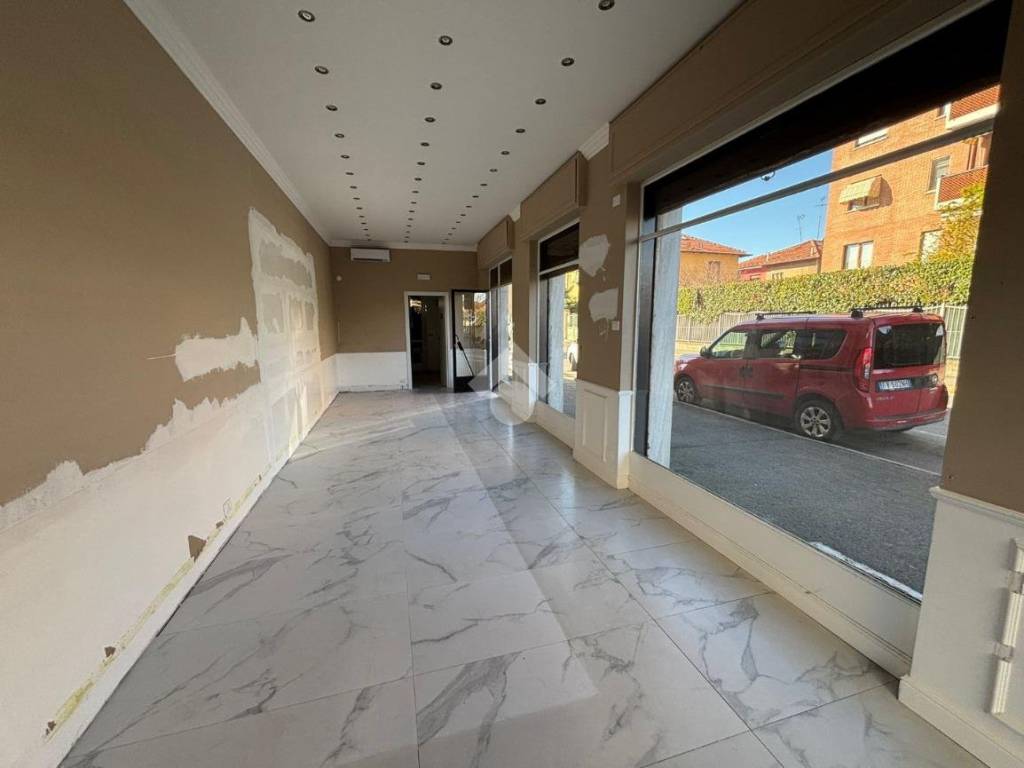 locale commerciale in vendita a Venaria Reale