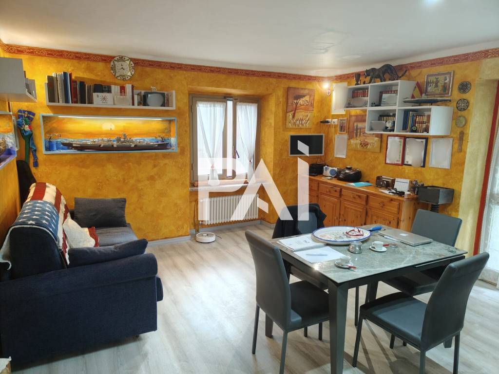 casa indipendente in vendita a Villar Perosa in zona Azzario