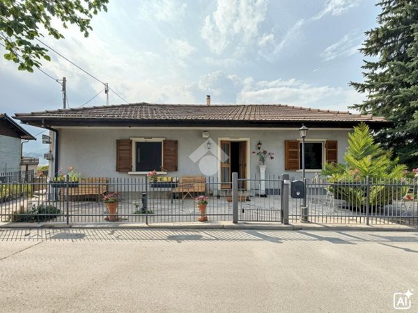 casa indipendente in vendita a Villar Perosa in zona Azzario