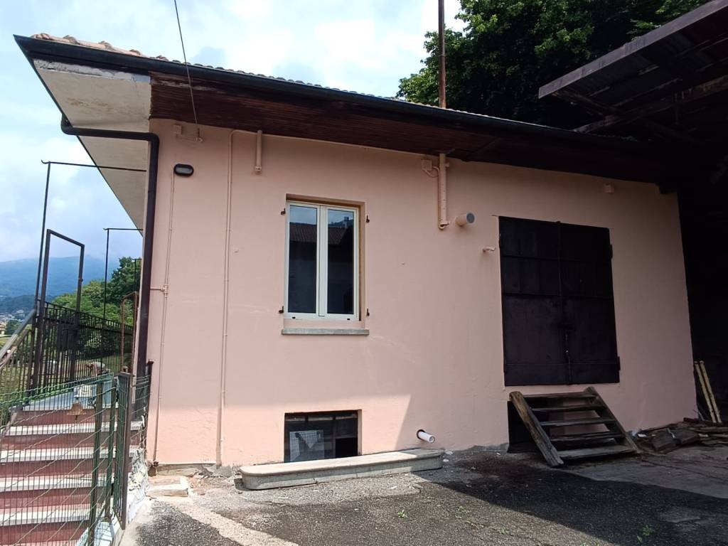 casa indipendente in vendita a Villar Perosa in zona Azzario