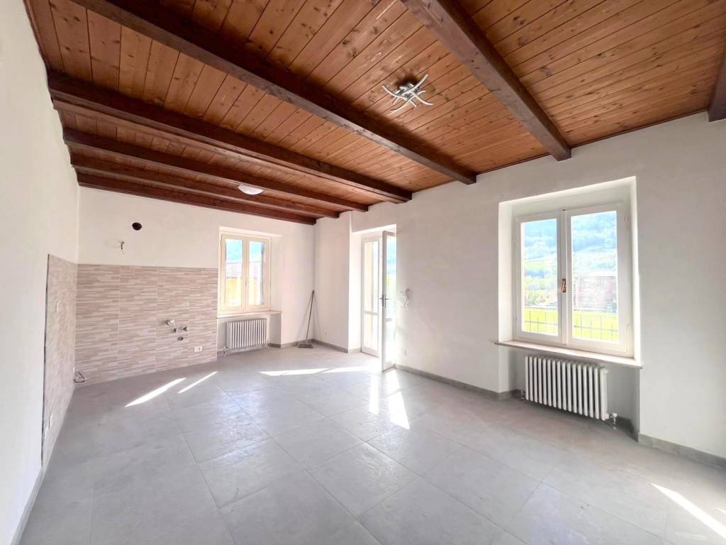 casa indipendente in vendita a Villar Perosa in zona Azzario