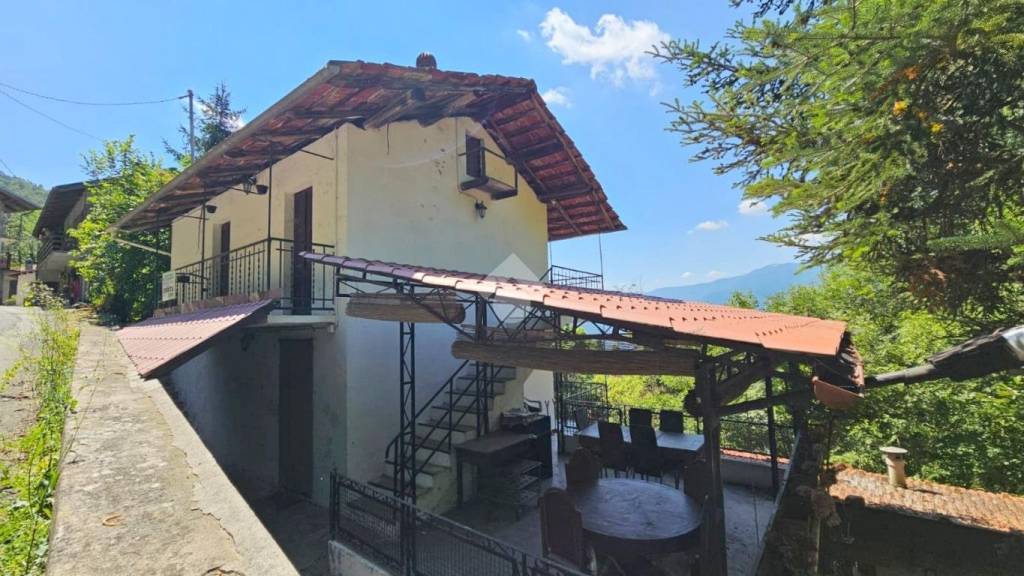 casa indipendente in vendita a Villar Perosa in zona Azzario