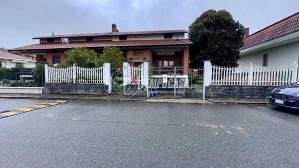 casa indipendente in vendita a Vinovo in zona Tetti Rosa