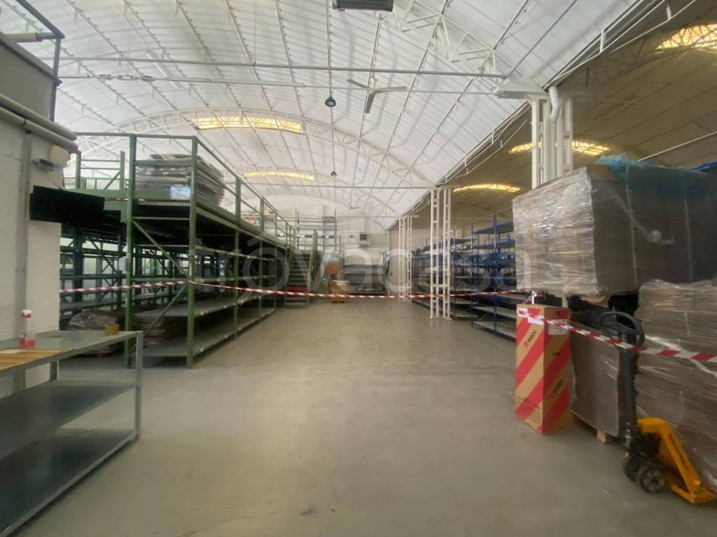 locale commerciale in vendita a Vinovo in zona Garino