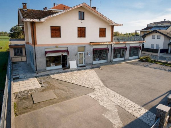 locale commerciale in vendita a Vinovo