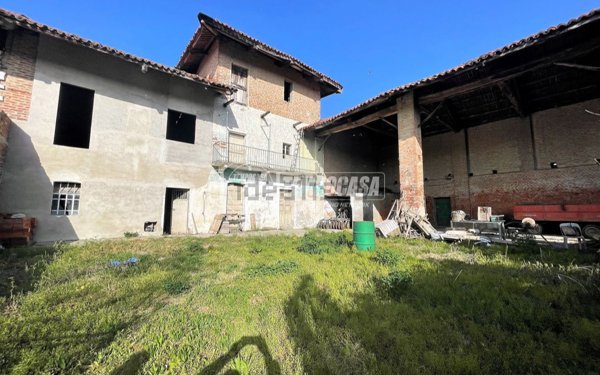 esavano in vendita a Vische