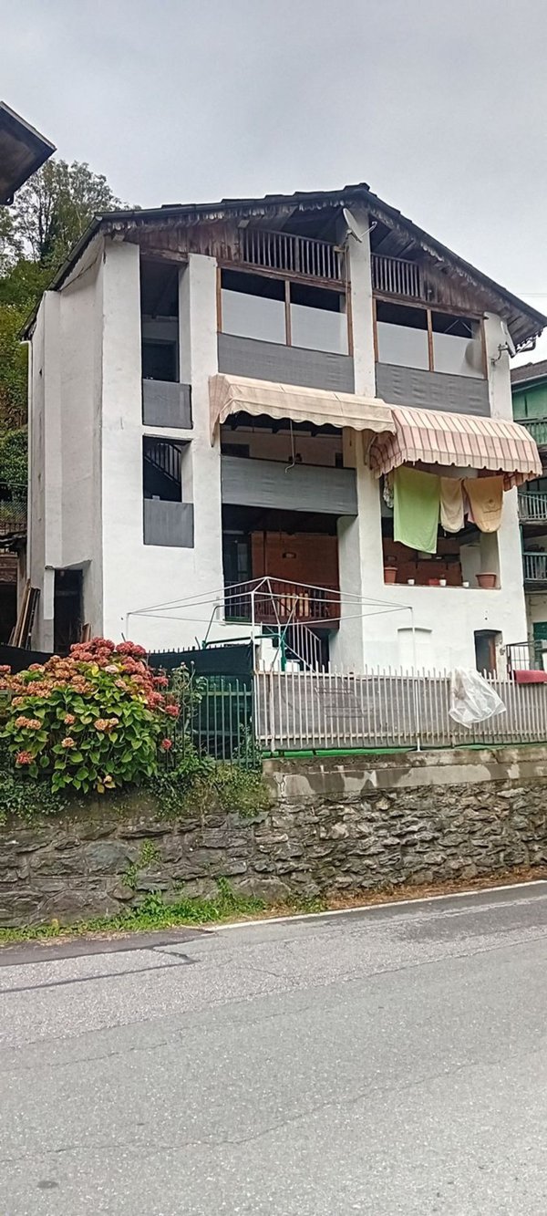 casa indipendente in vendita a Viù