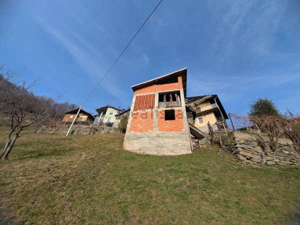 casa semindipendente in vendita a Viù