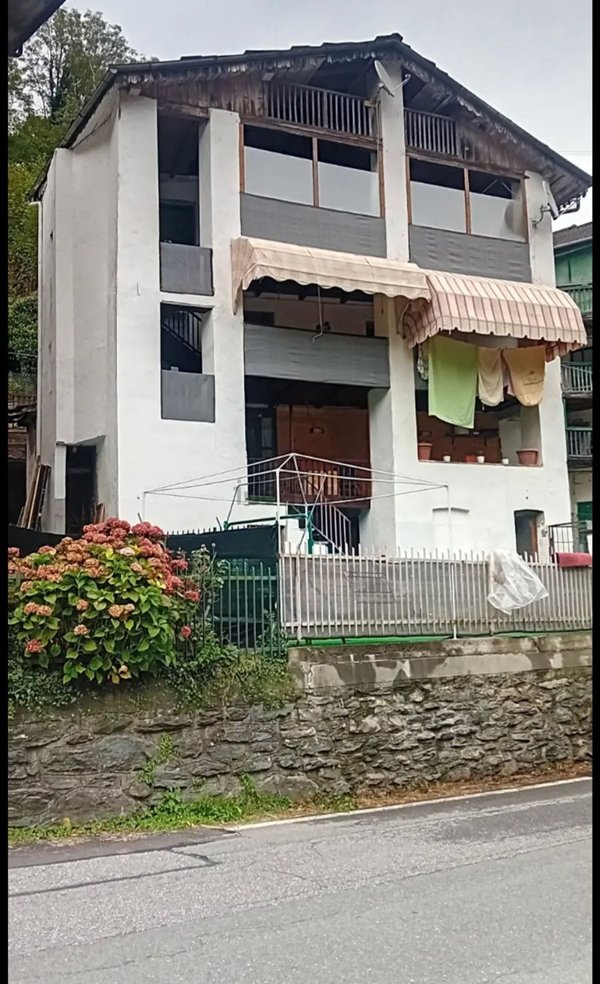 casa indipendente in vendita a Viù