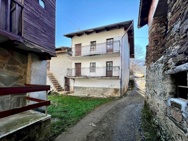 casa semindipendente in vendita a Viù