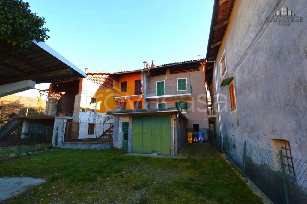 casa indipendente in vendita a Val di Chy in zona Lugnacco