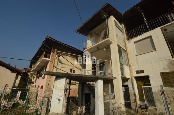 casa indipendente in vendita a Val di Chy in zona Lugnacco