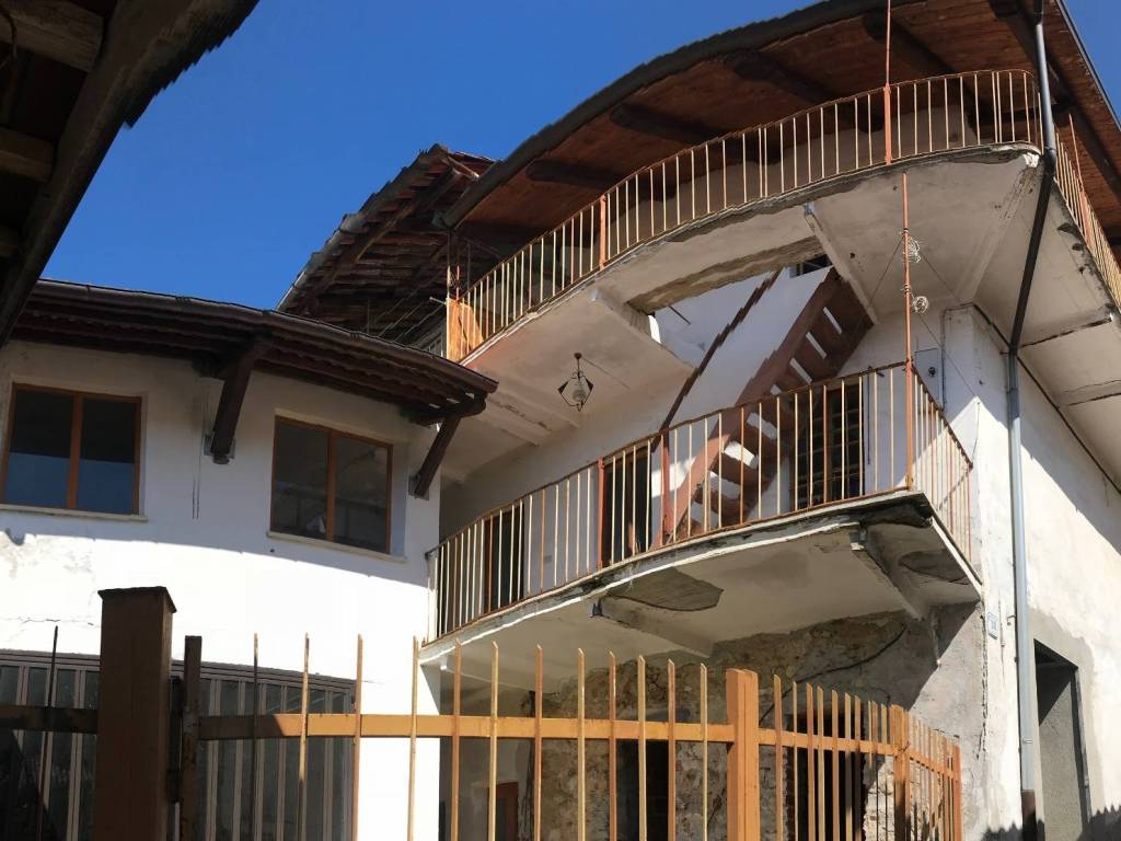 casa semindipendente in vendita a Val di Chy in zona Lugnacco