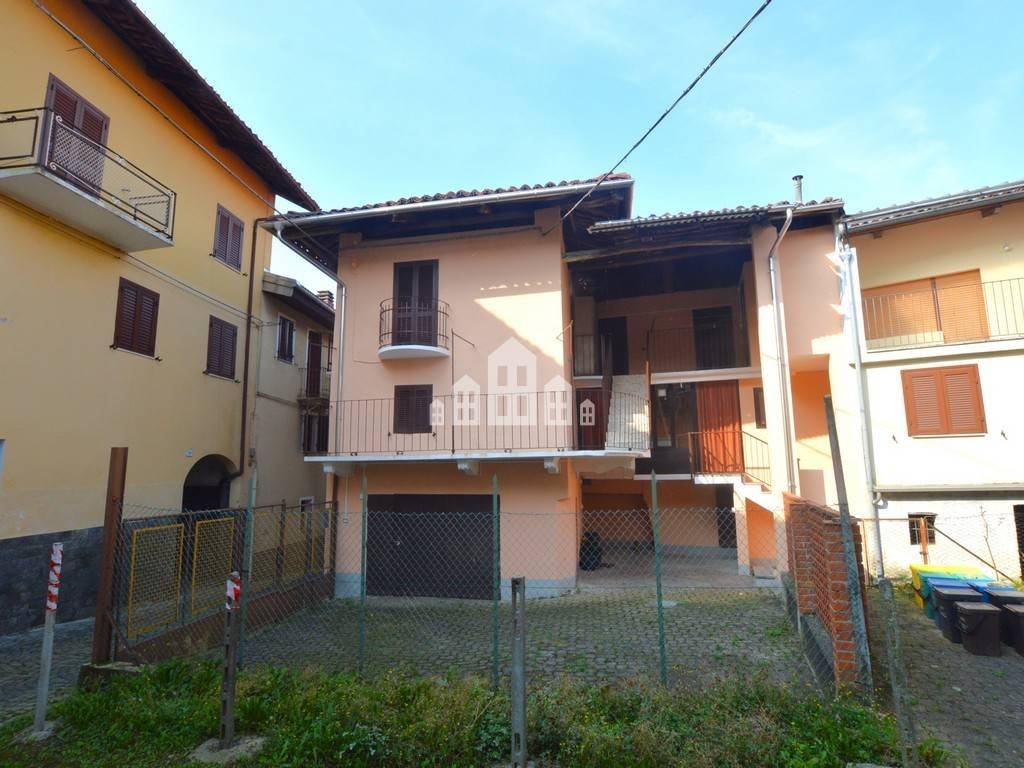casa indipendente in vendita a Val di Chy in zona Lugnacco