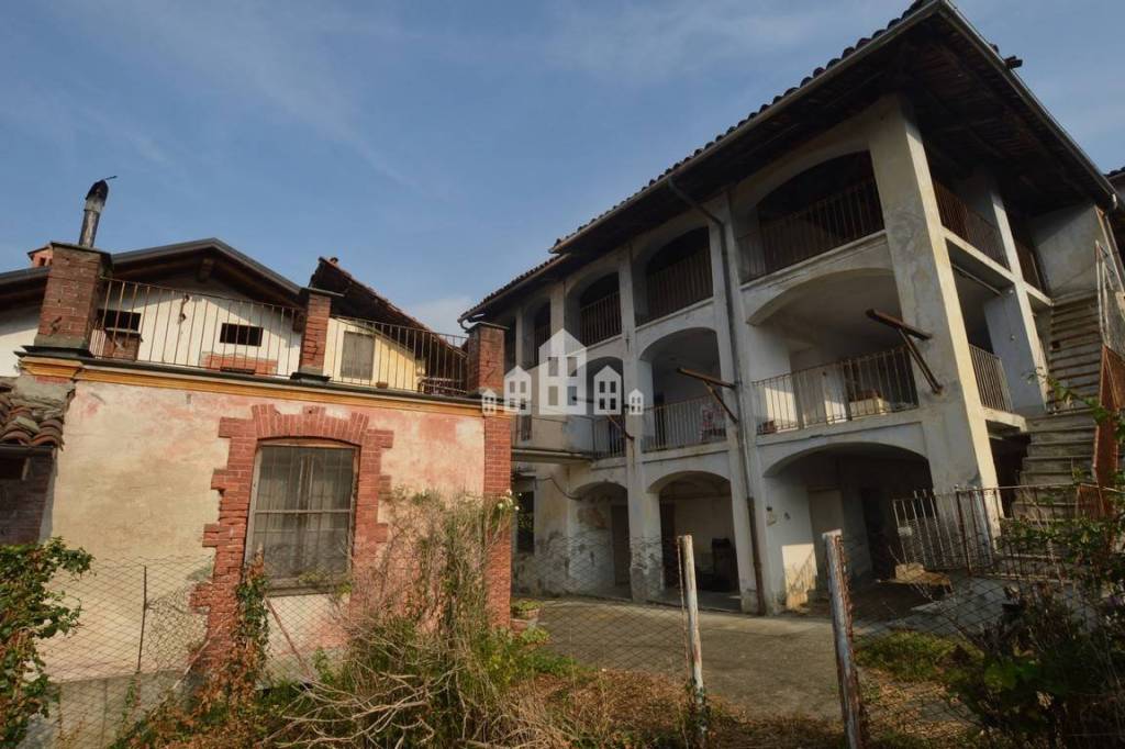 casa indipendente in vendita a Val di Chy in zona Lugnacco