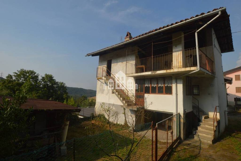 casa indipendente in vendita a Val di Chy in zona Lugnacco