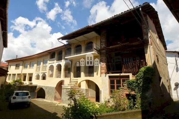 casa indipendente in vendita a Val di Chy in zona Lugnacco