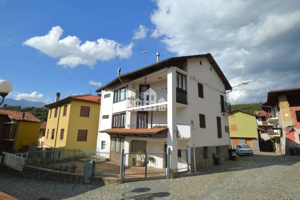 casa indipendente in vendita a Val di Chy in zona Lugnacco