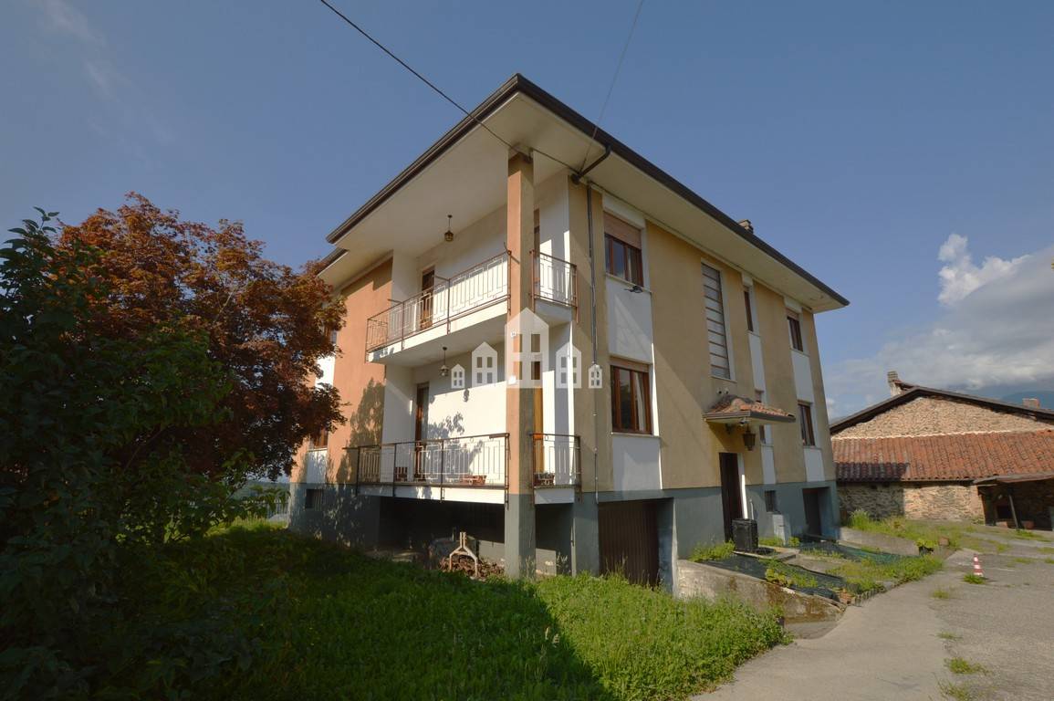casa indipendente in vendita a Val di Chy in zona Lugnacco