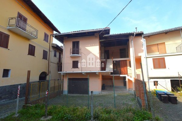 casa indipendente in vendita a Val di Chy in zona Lugnacco