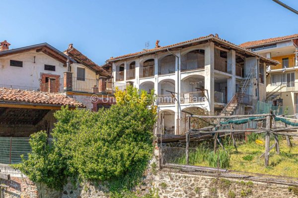 casa indipendente in vendita a Val di Chy in zona Lugnacco