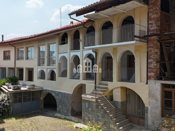 casa indipendente in vendita a Val di Chy in zona Lugnacco