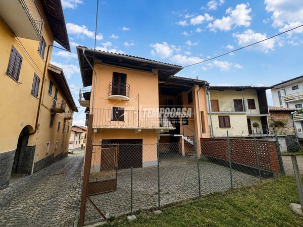 casa indipendente in vendita a Val di Chy in zona Lugnacco