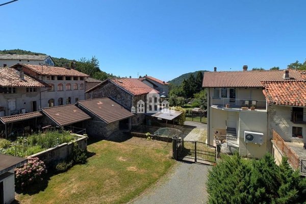 casa semindipendente in vendita a Val di Chy in zona Lugnacco