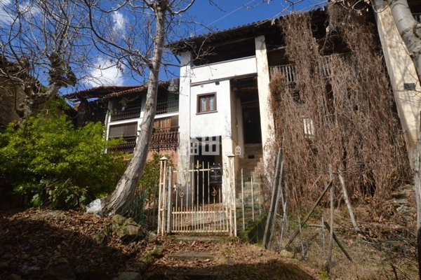 casa semindipendente in vendita a Val di Chy in zona Lugnacco