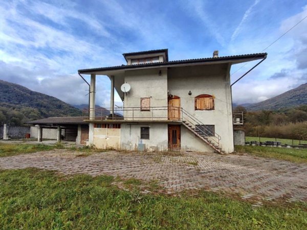 casa indipendente in vendita a Valchiusa in zona Trausella