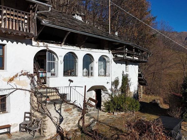 casa indipendente in vendita a Valchiusa in zona Inverso