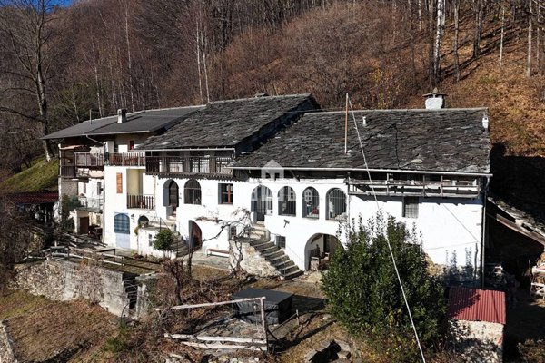 casa indipendente in vendita a Valchiusa in zona Inverso