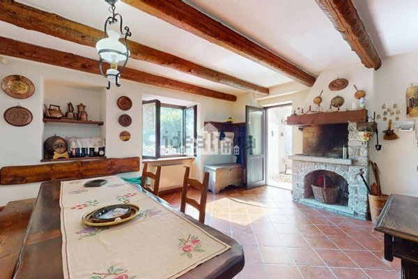 casa indipendente in vendita a Valchiusa in zona Trausella