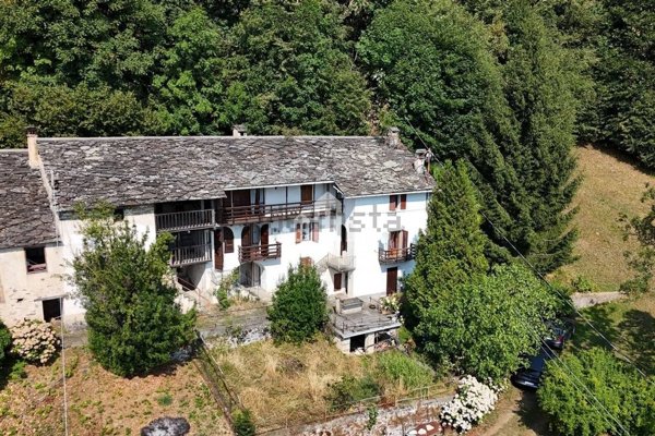 casa semindipendente in vendita a Valchiusa in zona Inverso