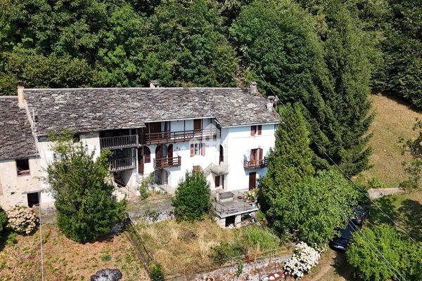 casa indipendente in vendita a Valchiusa in zona Inverso