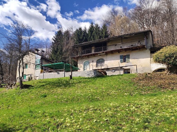 casa indipendente in vendita a Valchiusa in zona Inverso