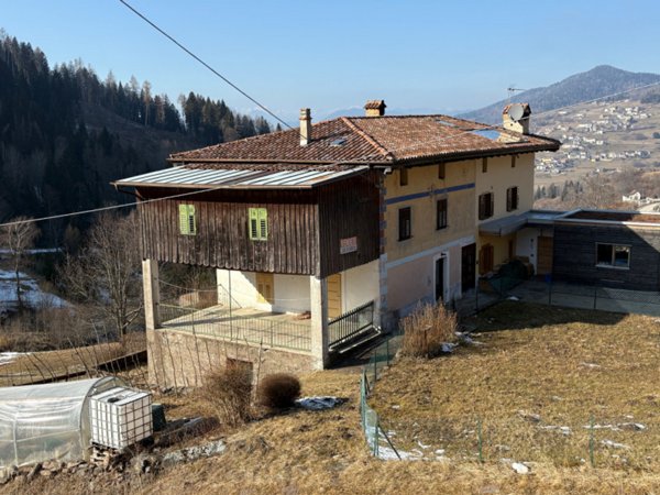 casa semindipendente in vendita a Bedollo in zona Regnana