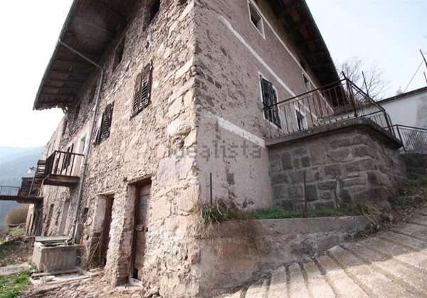 casale in vendita a Capriana