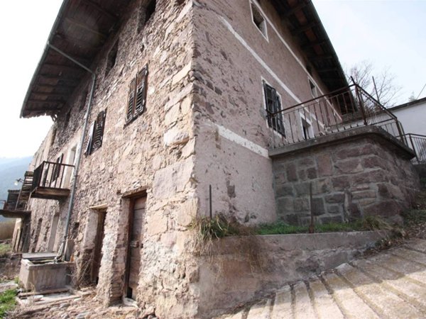 casa indipendente in vendita a Capriana