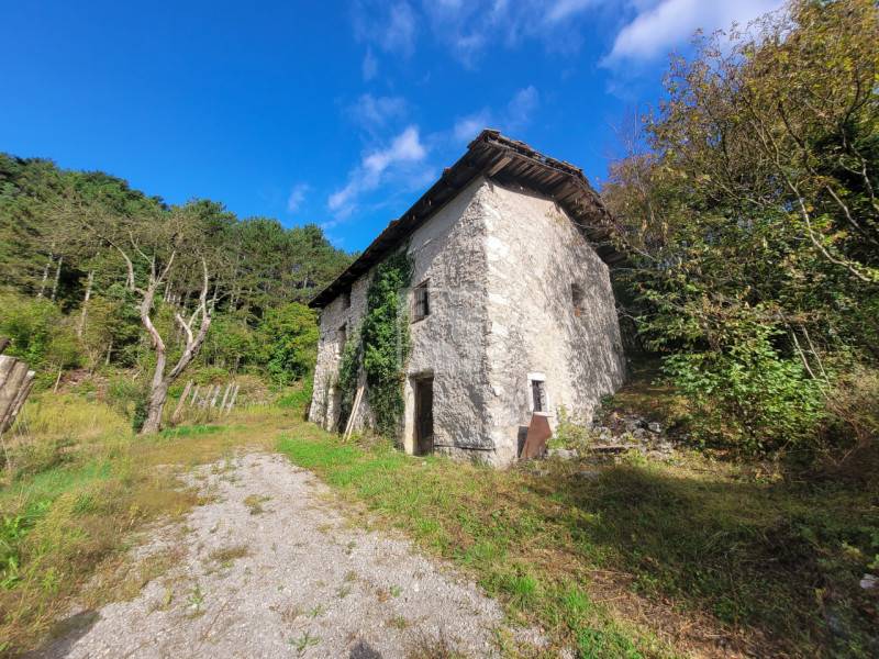 casa indipendente in vendita a Cavedine in zona Stravino