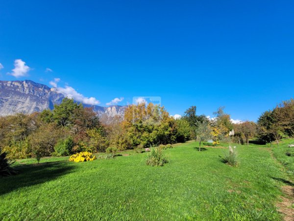 locale di sgombero in vendita a Cavedine in zona Lago di Cavedine
