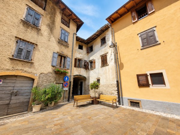 casa indipendente in vendita a Cavedine in zona Brusino