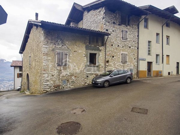 casa indipendente in vendita ad Isera in zona Patone