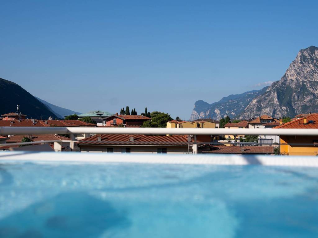 negozio in vendita a Nago-Torbole in zona Torbole