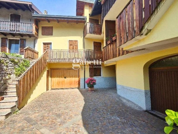 casa indipendente in vendita a Nago-Torbole in zona Nago