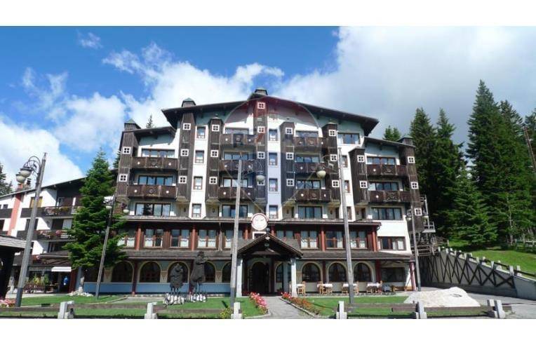 negozio in vendita a Pinzolo in zona Madonna di Campiglio