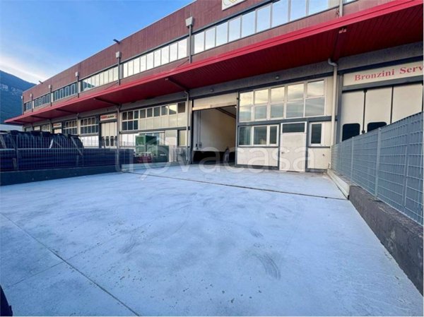 locale commerciale in vendita a Rovereto in zona Lizzana