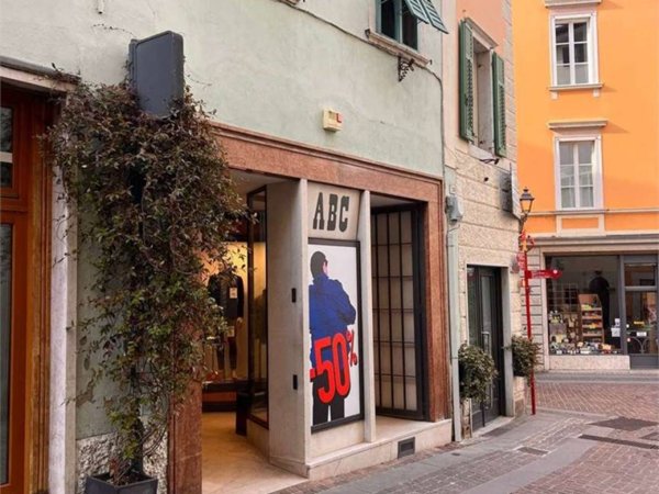 negozio in vendita a Rovereto in zona Santa Maria