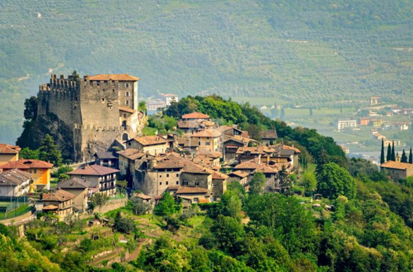 appartamento in vendita a Tenno in zona Gavazzo