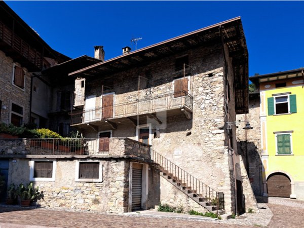 casa indipendente in vendita a Tenno in zona Gavazzo